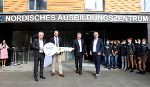 LH-Stv. Anton Lang, Bgm. Thomas Rauninger, VK Werner Kogler und Sport-LR Christopher Drexler (v.l.) vor dem neuen Sport-Campus in Eisenerz.