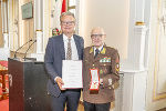 Abschnittsbrandinspektor Artur Holawat (Freiwillige Feuerwehr Edelschrott) wurde von LH Christopher Drexler das Goldene Verdienstzeichen der Republik Österreich übergeben.