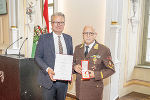 Mit dem Goldenen Verdienstzeichen der Republik Österreich wurde Abschnittsbrandinspektor Günther Höller (Freiwillige Feuerwehr Voitsberg) von LH Christopher Drexler ausgezeichnet.