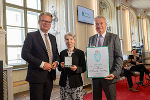 Barbara Frischmuth nahm von LH Christopher Drexler und LH-Stv. Anton Lang das Ehrenzeichen des Landes Steiermark für Wissenschaft, Forschung und Kunst I Klasse entgegen.