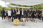 LH Christopher Drexler, Sturm-Präsident Christian Jauk, LH-Stv. Anton Lang (v.l.) vor der Mannschaft des SK Sturm Graz.