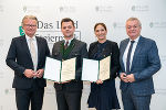 LH Christopher Drexler (l.) und LH-Stv. Anton Lang (r.) überreichten die Bestellungsdekrete an Expositurleiter Michael Schachner (2.v.l.) und Bezirkshaupfrau Elisabeth Kladiva (3.v.l.). © Land Steiermark/Robert Binder; Verwendung bei Quellenangabe honorarfrei