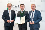 LH Christopher Drexler (l.) und LH-Stv. Anton Lang (r.) überreichten Michael Schachner, dem neuen Leiter der politischen Expositur Gröbming, sein Bestellungsdekret.